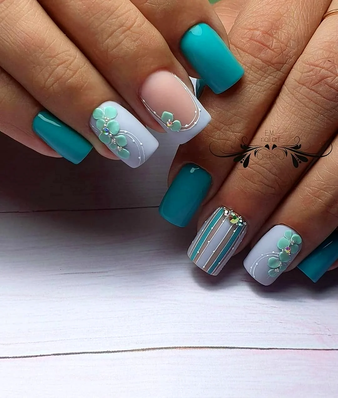 Мятный френч на ногтях