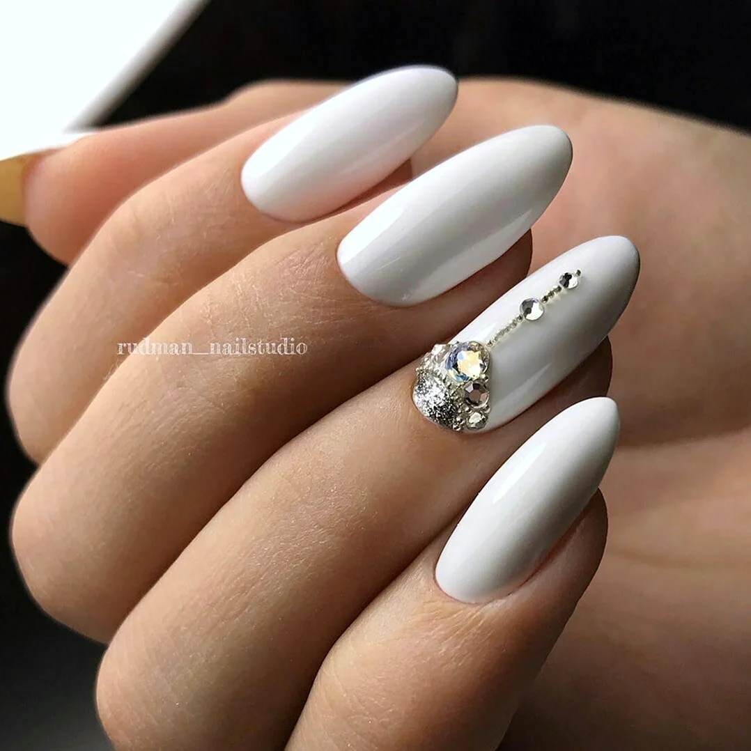 Белый глянцевый маникюр миндаль