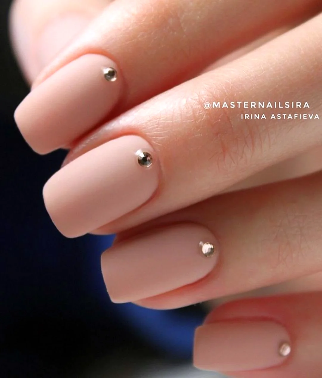 Нюдовый маникюр матовый на квадрате