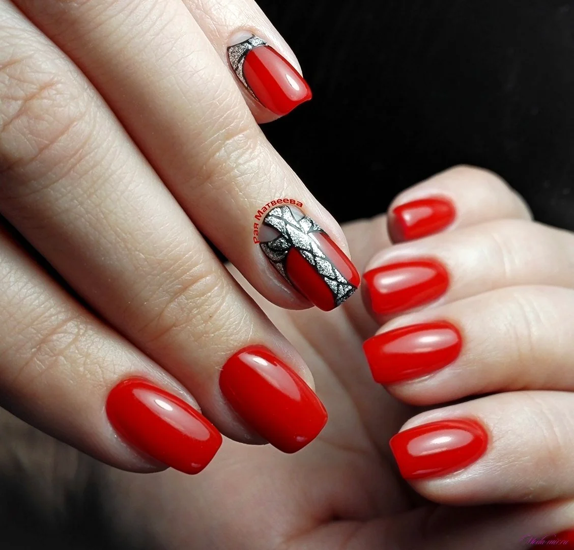 Красный маникюр