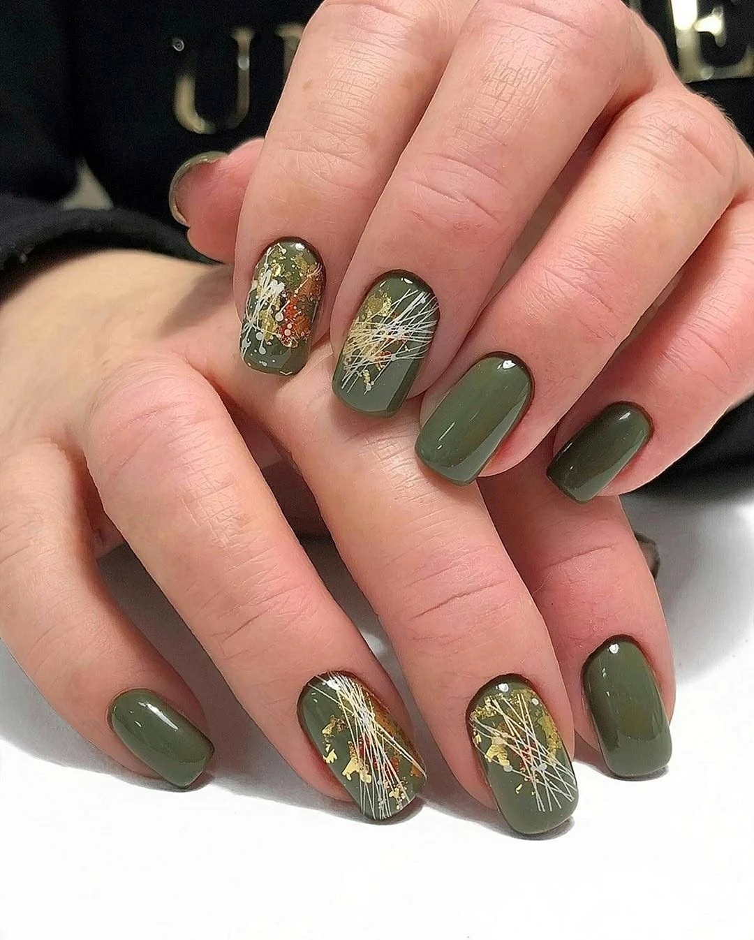 Маникюр в оливковых тонах