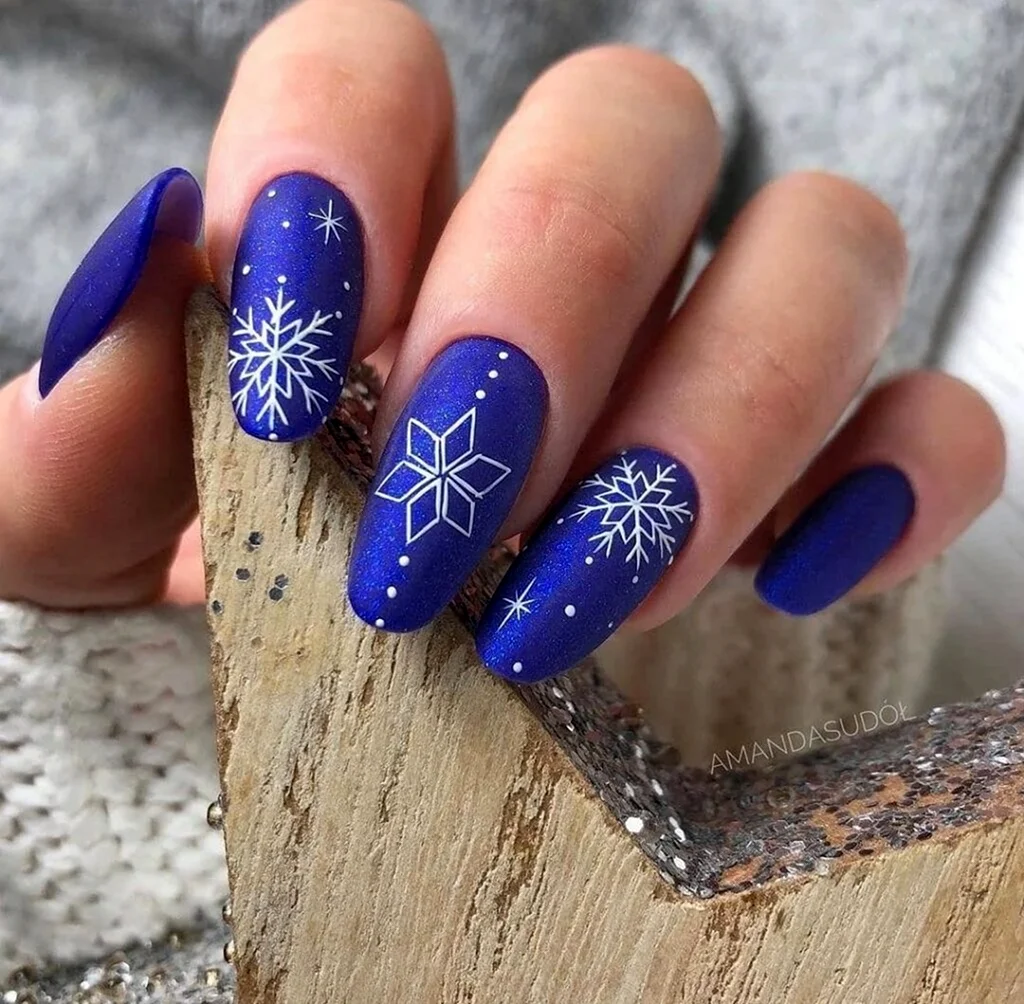 Новогодний маникюр синий