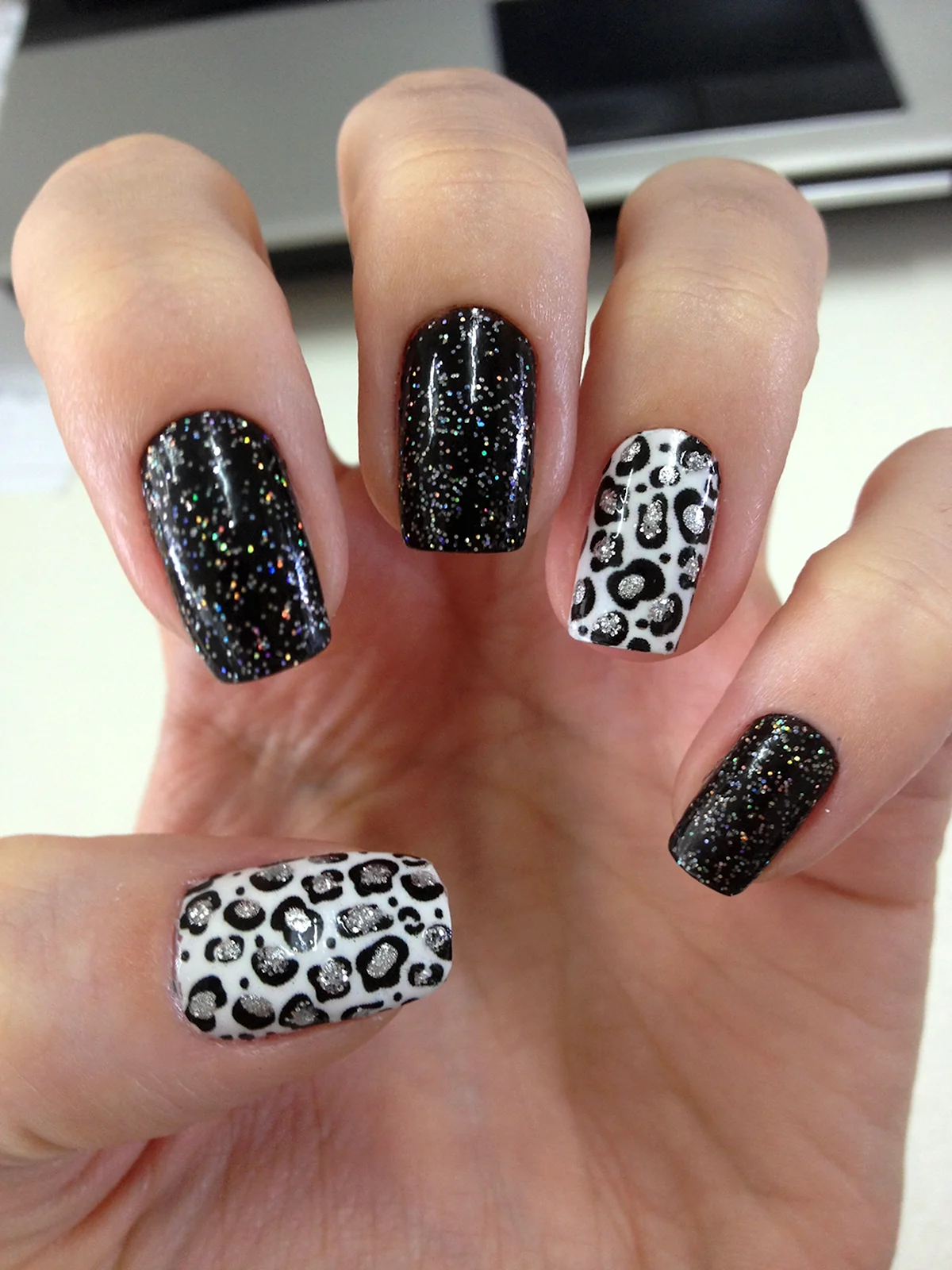 Маникюр черный с леопардовым принтом