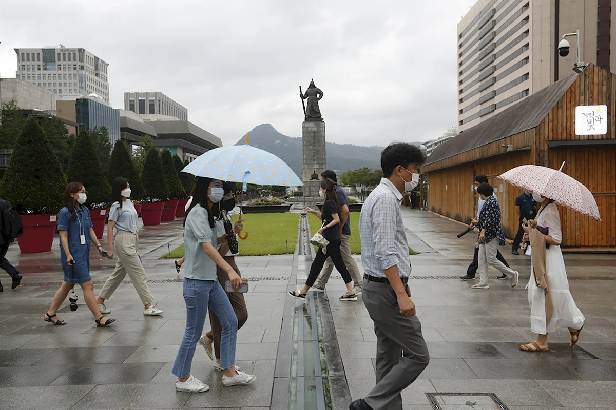 Патруль на улице Сеула Корея 2020