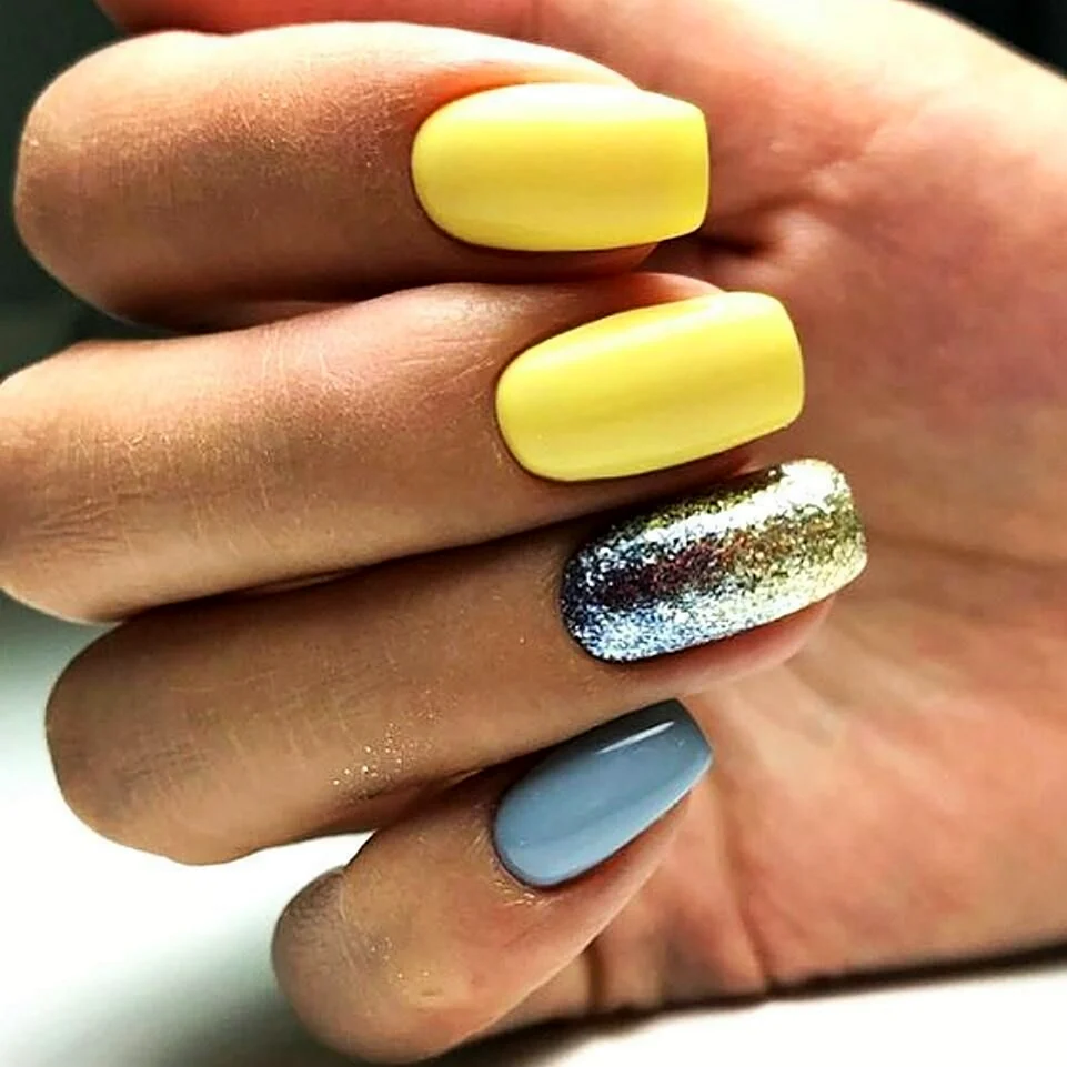 Жёлтый маникюр 2022 с втиркой