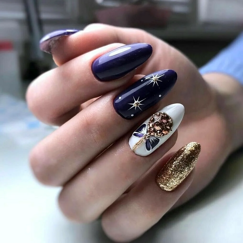 Новогодние ногти миндаль