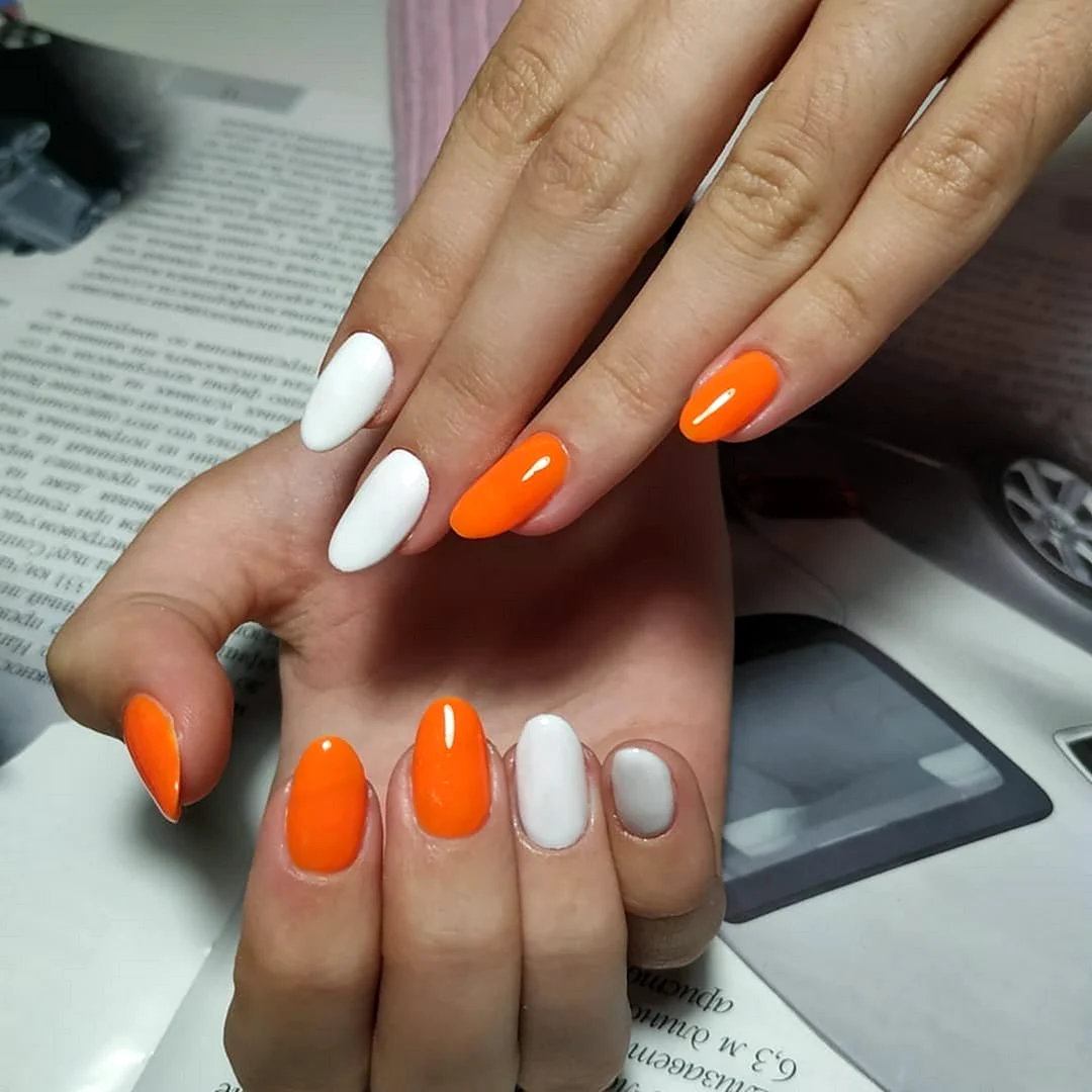 Светло оранжевый маникюр