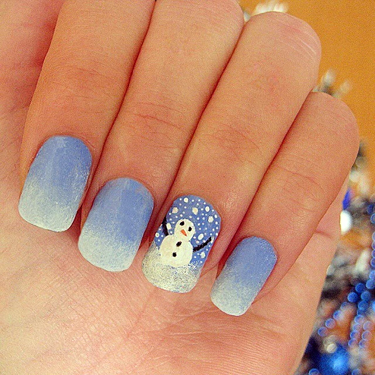 Маникюр со снеговиком