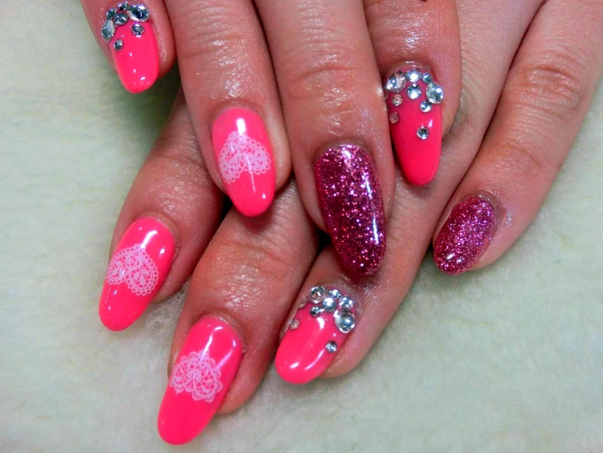 Яркие ногти с блестками