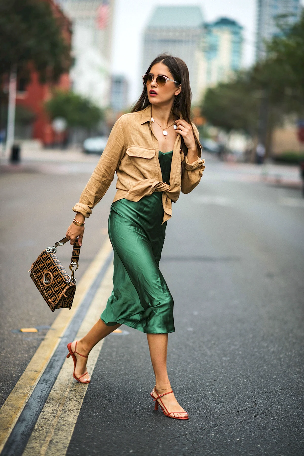 Изумрудный и бежевый в одежде