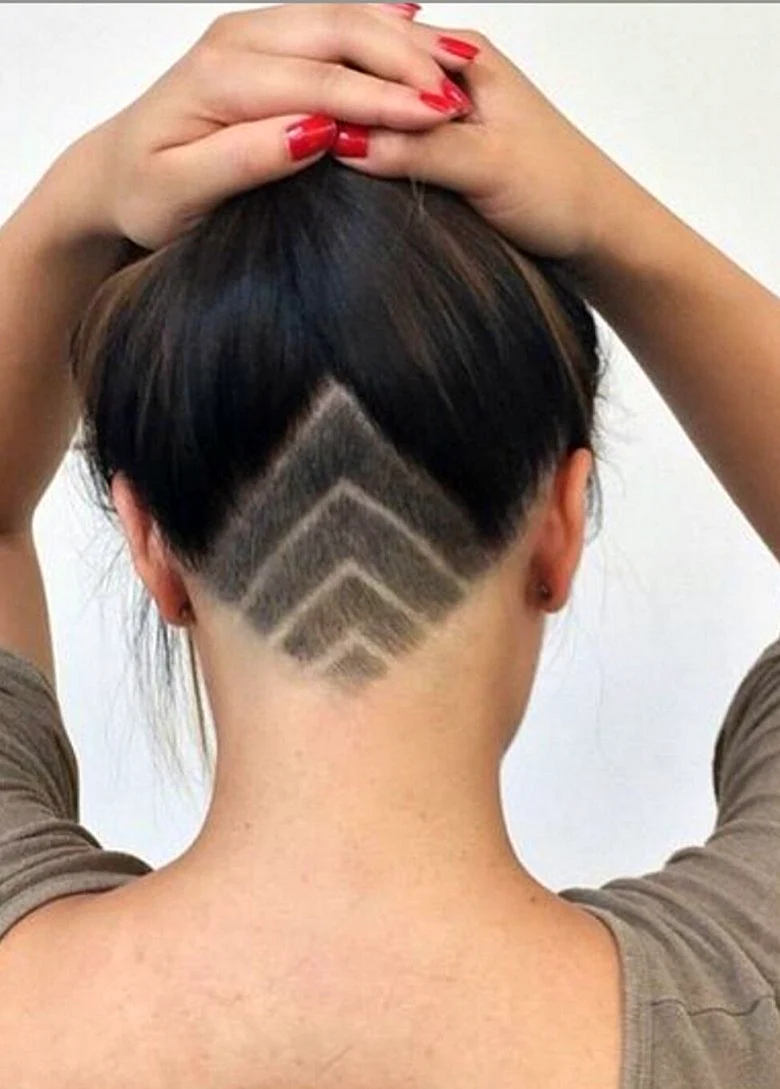 Стрижка с выбритым затылком