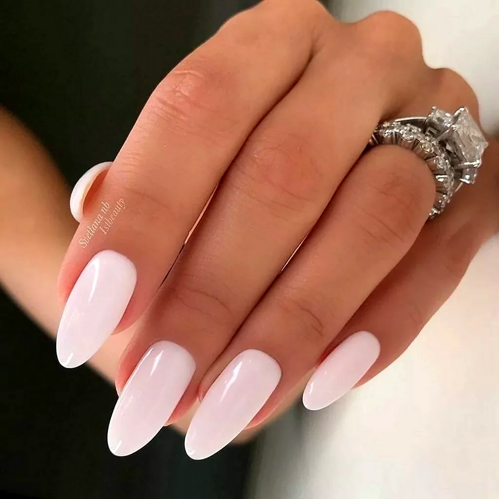 Молочно белые ногти