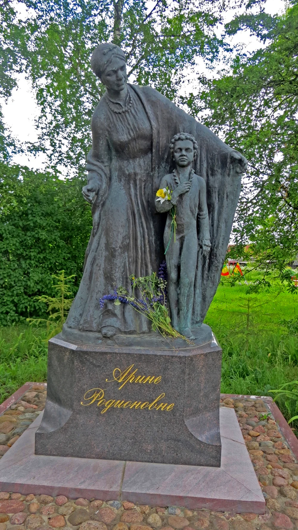 Арина Родионовна памятник