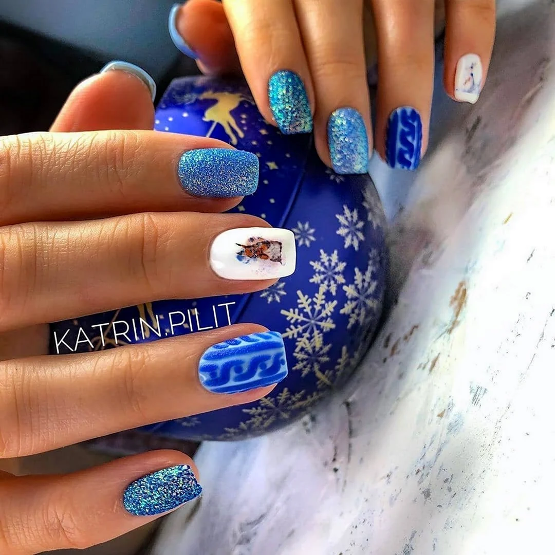 Синий новогодний маникюр 2021