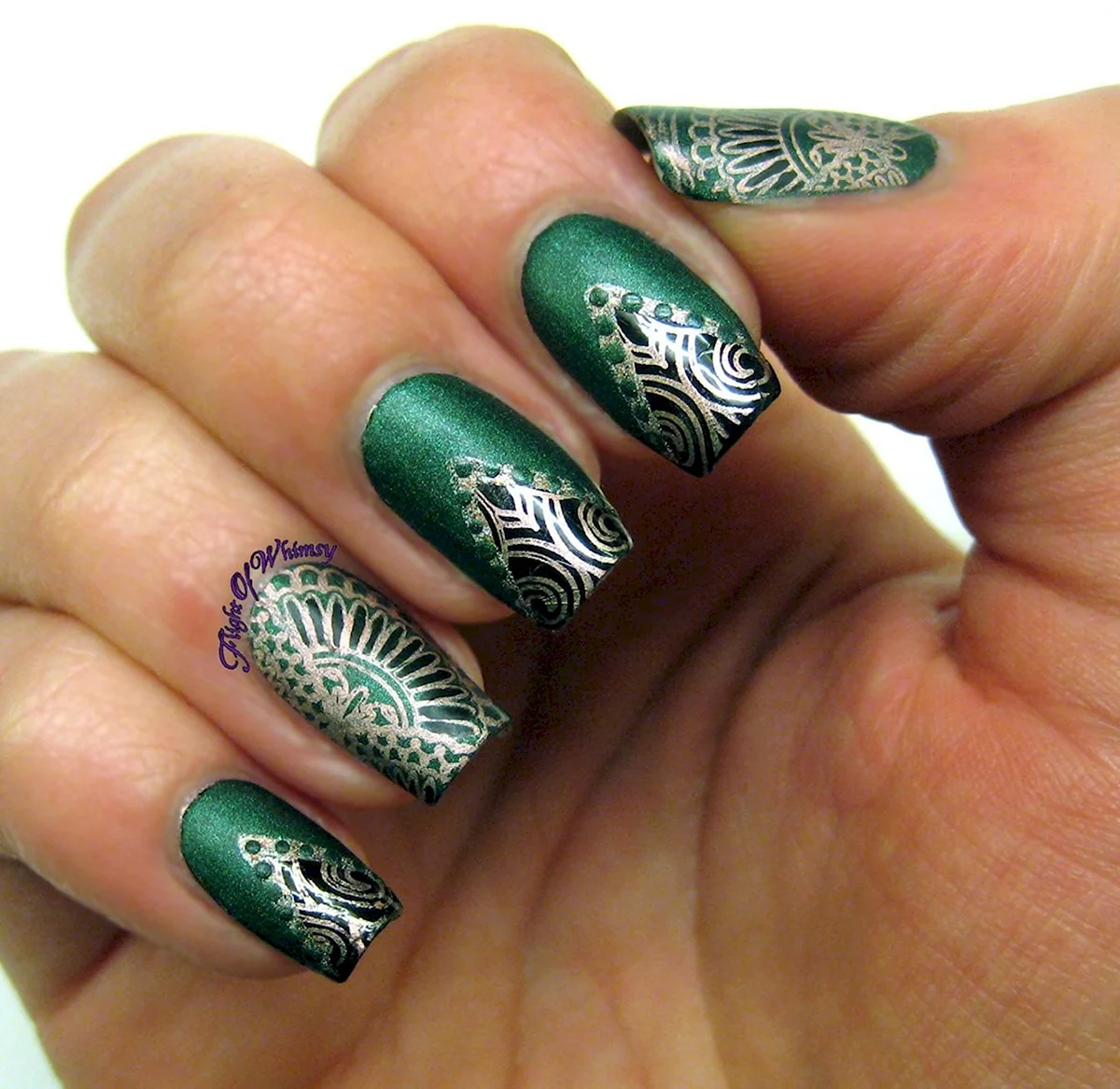 Маникюр Локи Марвел