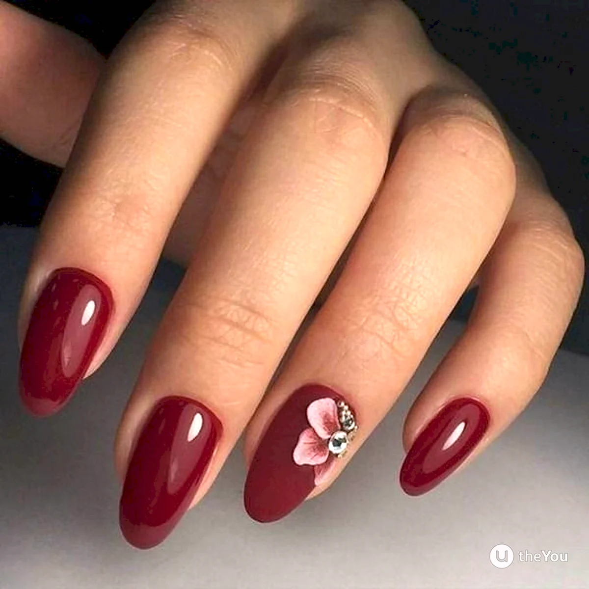 Бордовые овальные ногти