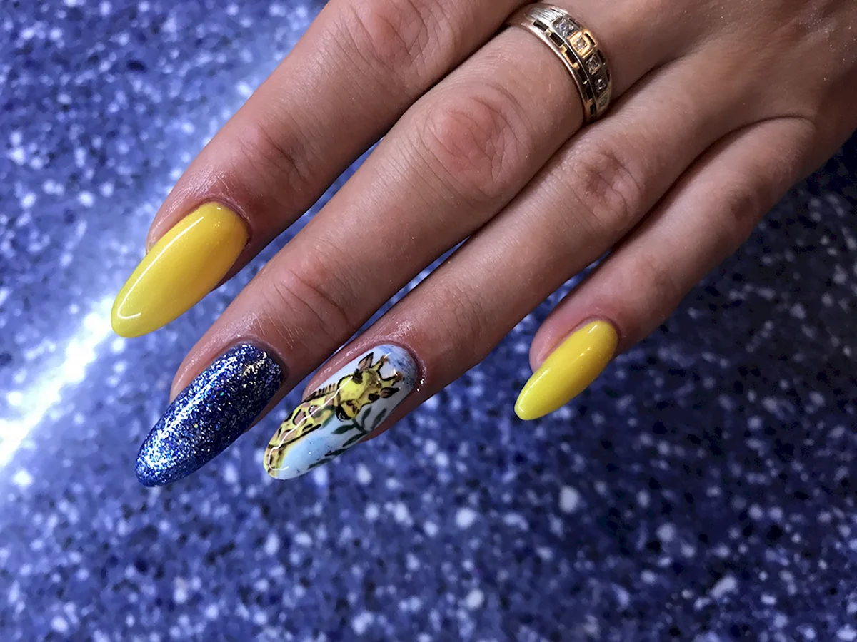 Жёлтый маникюр с блёстками