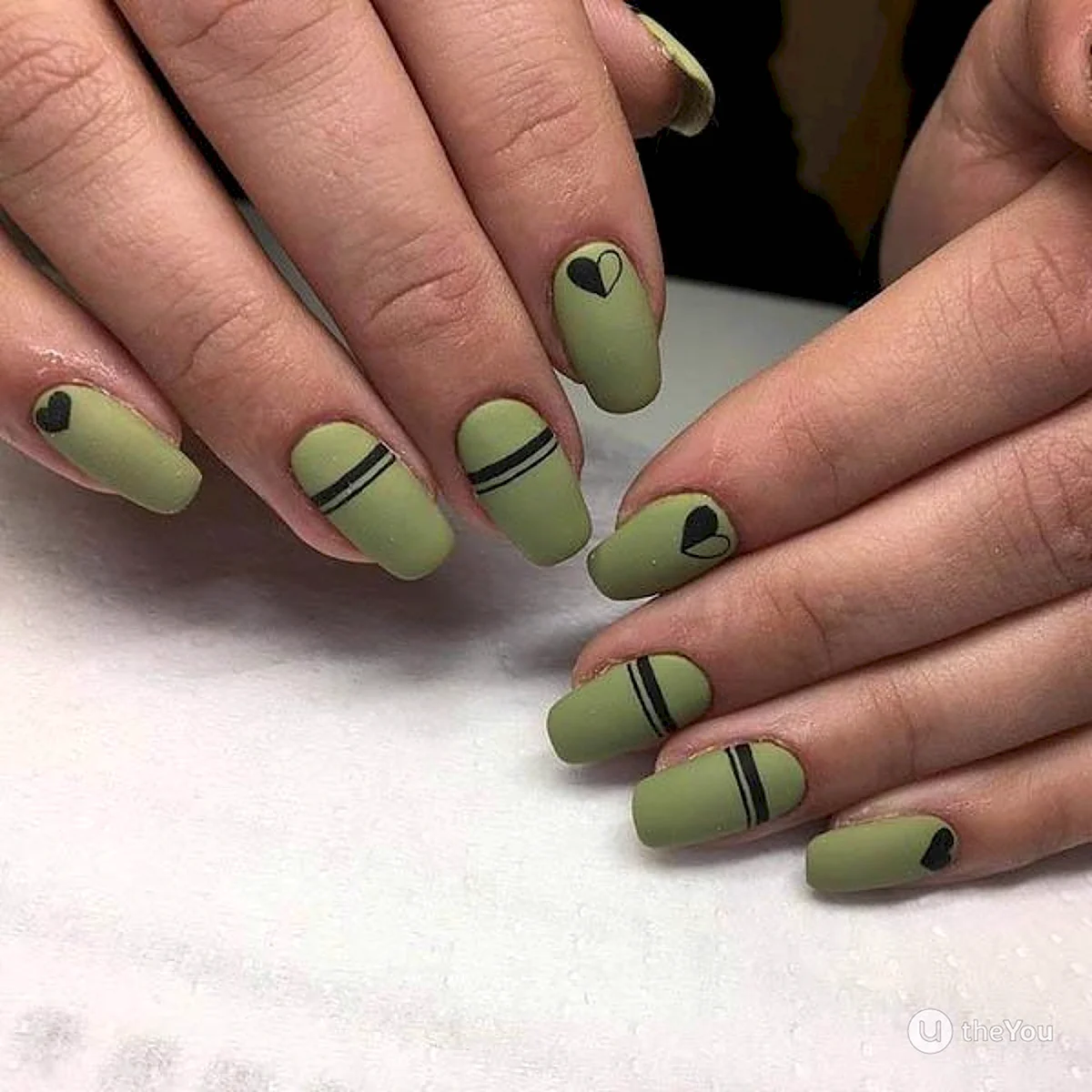 Оливковый матовый маникюр
