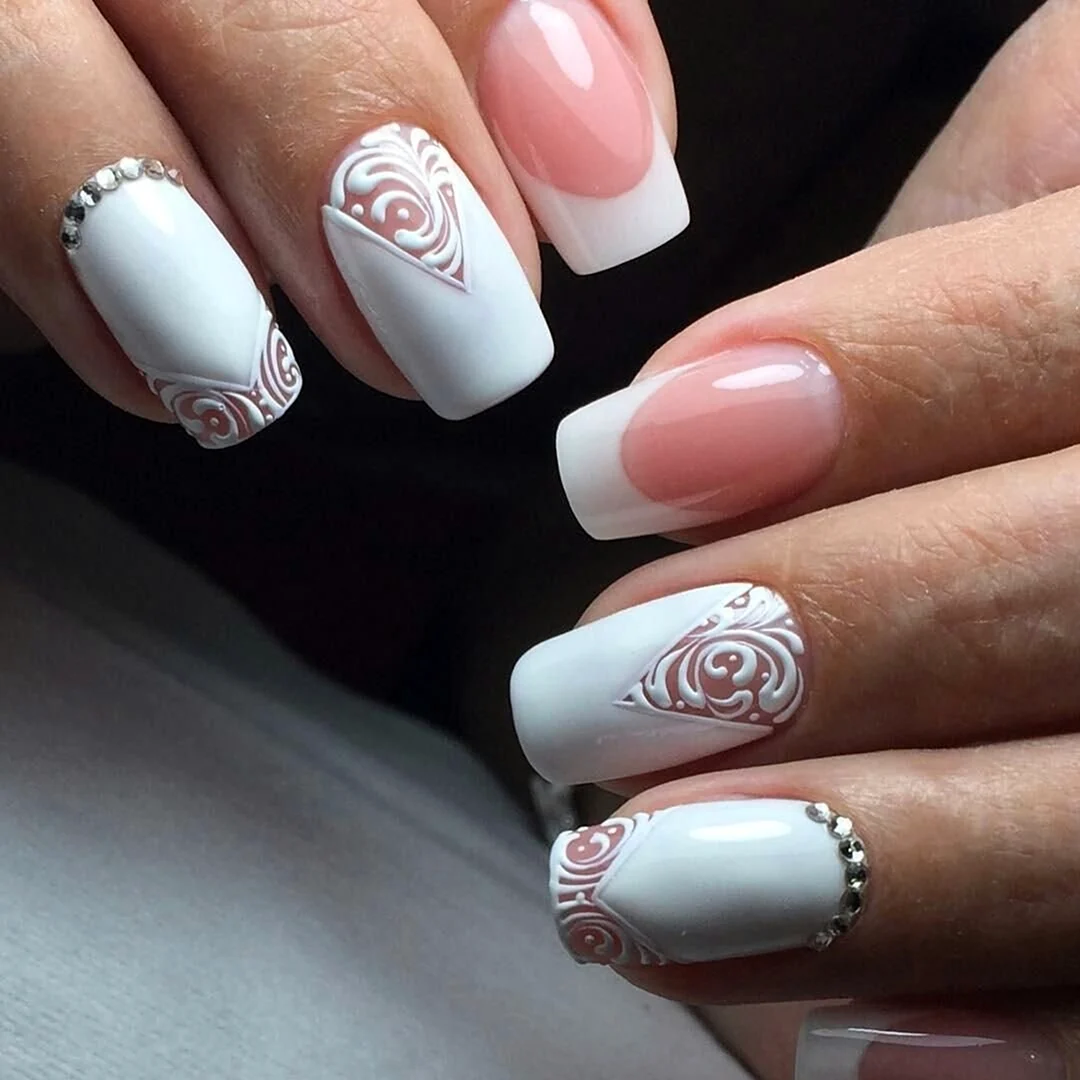 Маникюр френч белый