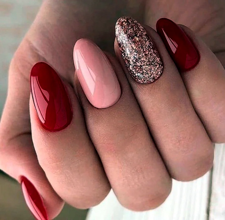 Красный маникюр на овальные ногти
