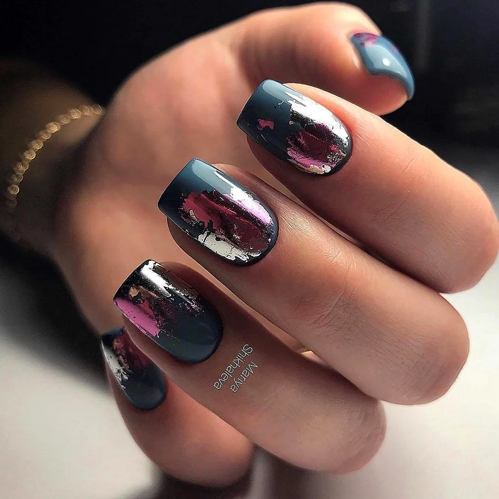 Бордовый маникюр с фольгой