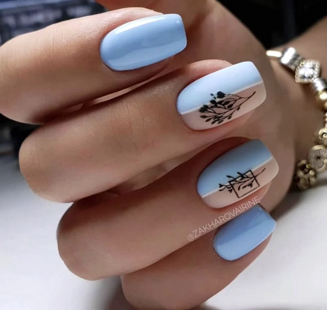 Голубой маникюр на короткие