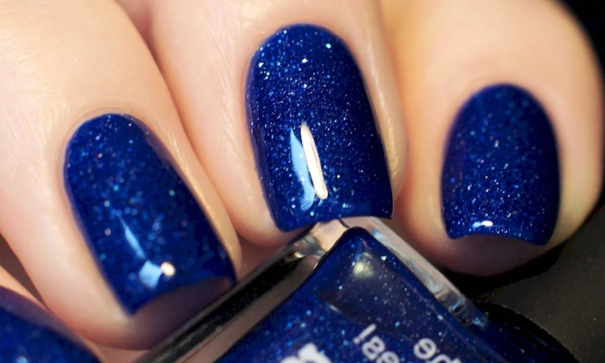 Маникюр синий с белым