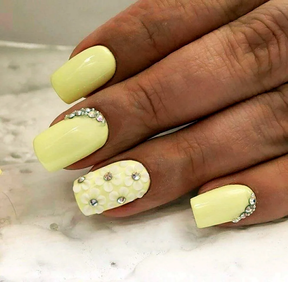 Светло желтый маникюр