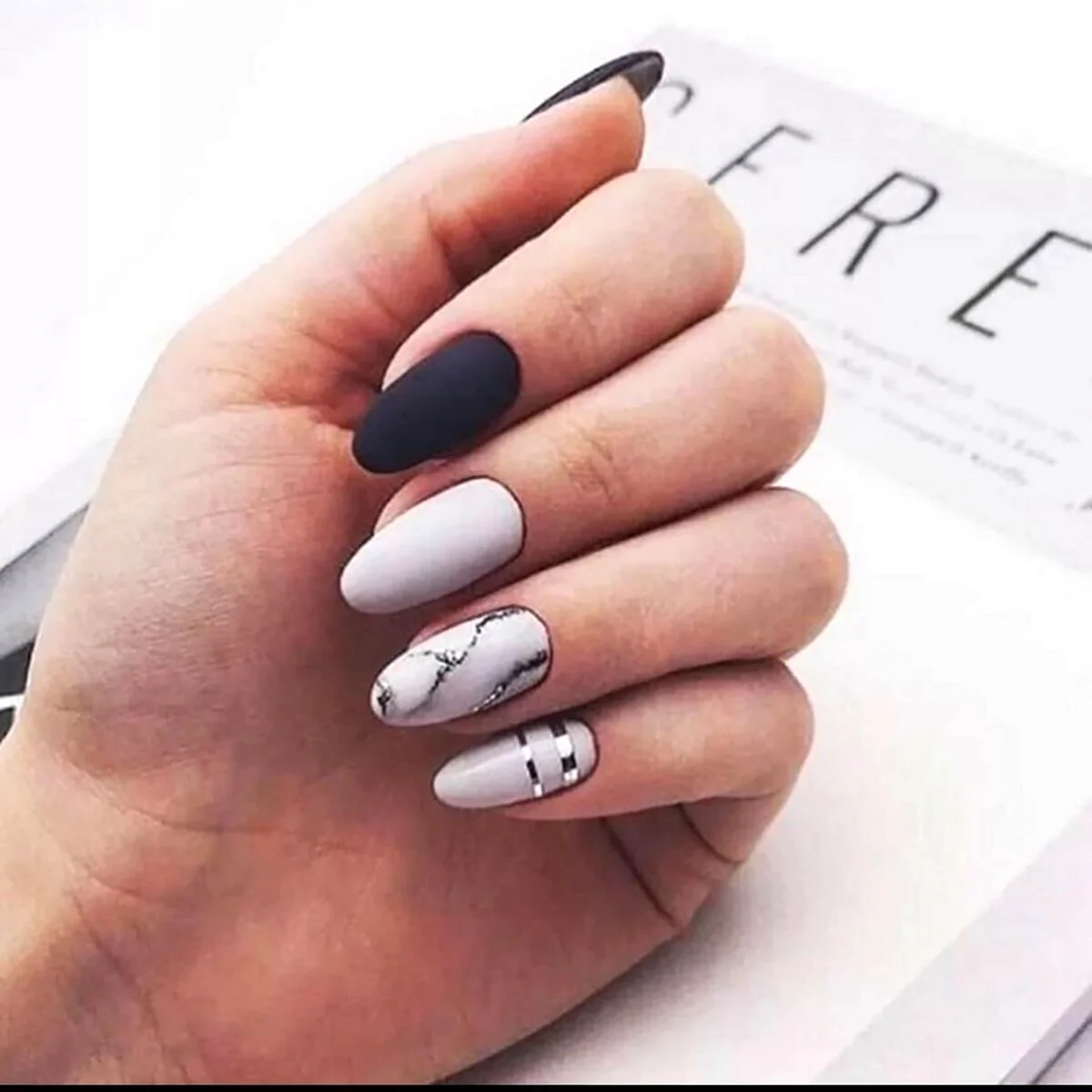Маникюр серый матовый с белым