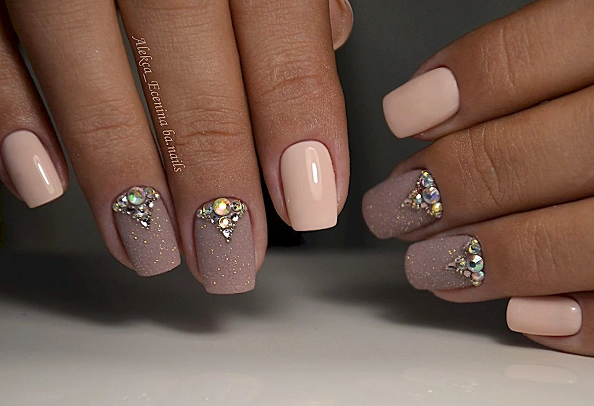 Бежевый маникюр со стразами