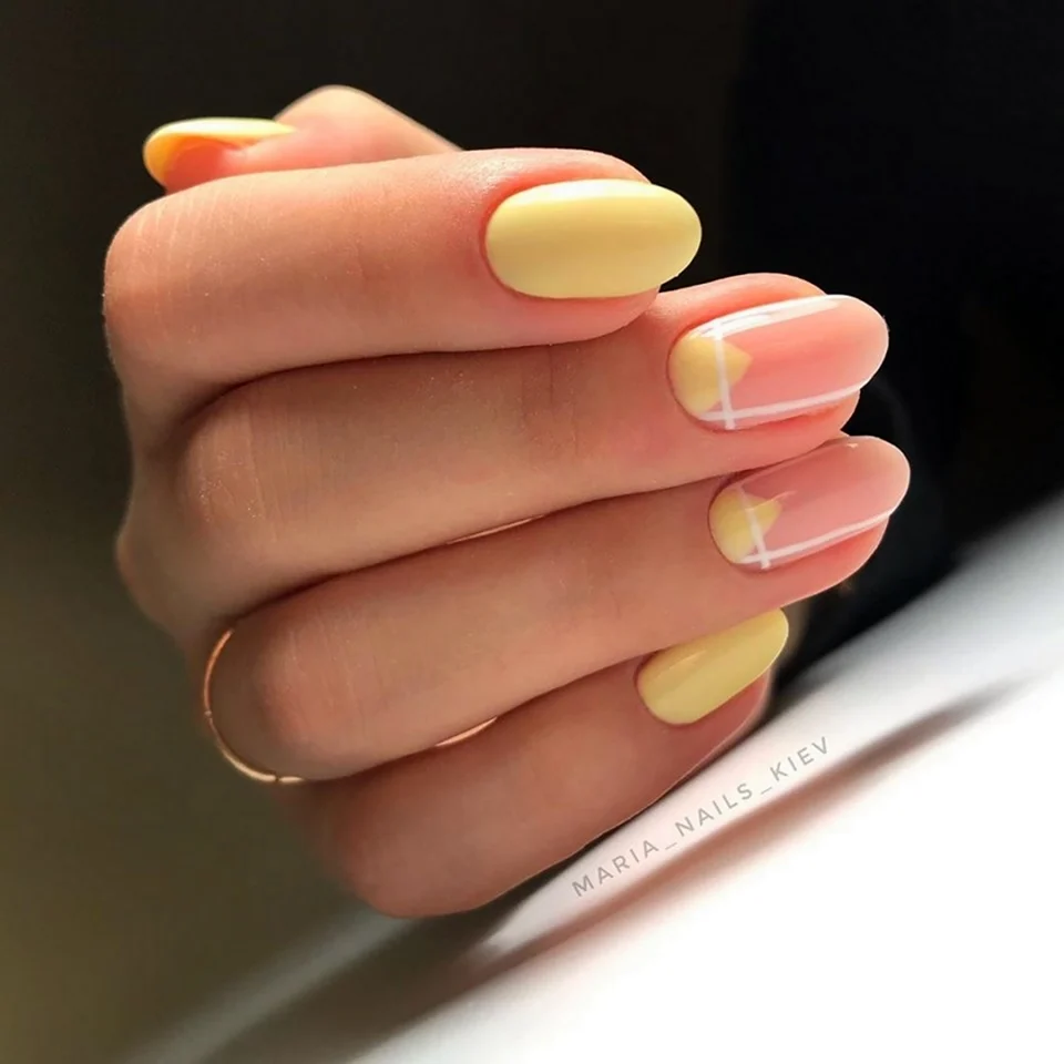 Маникюр нюд с желтым