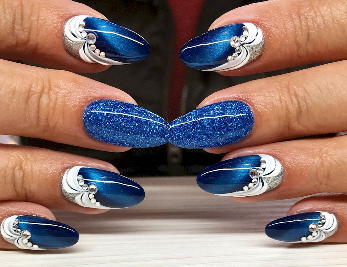 Синий маникюр
