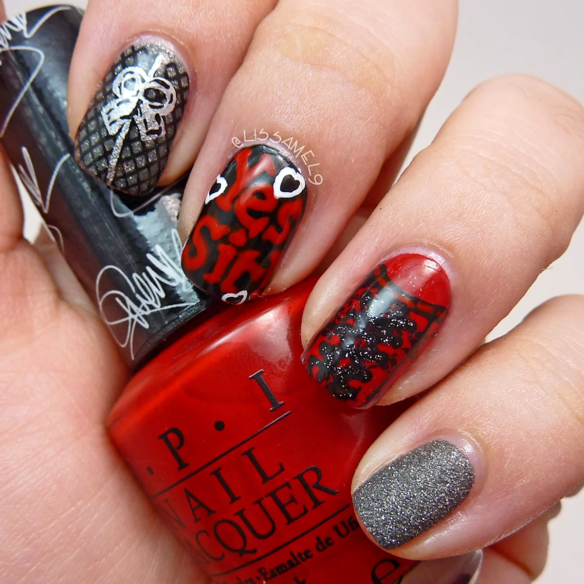 Маникюр серый с красным