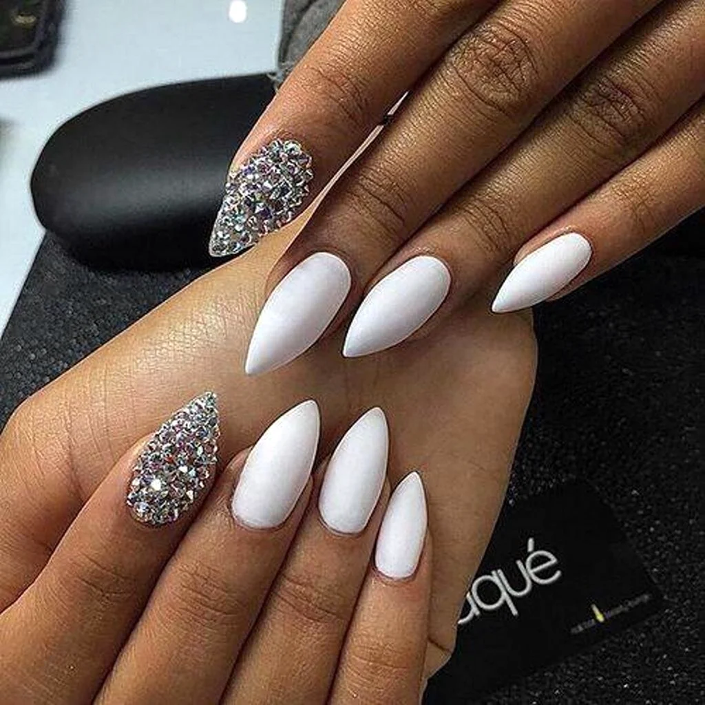 Белый маникюр 2022 миндаль