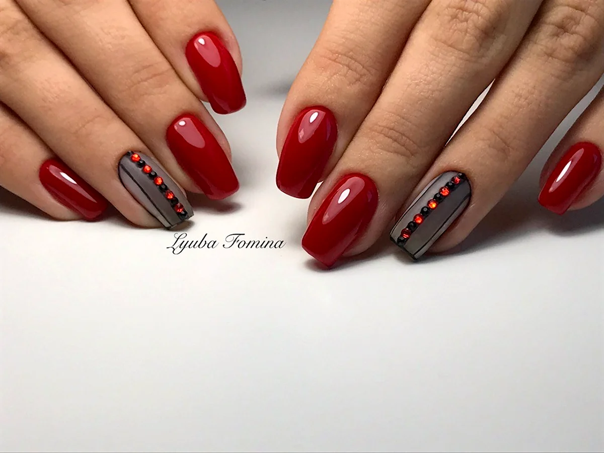 Маникюр серый с красным