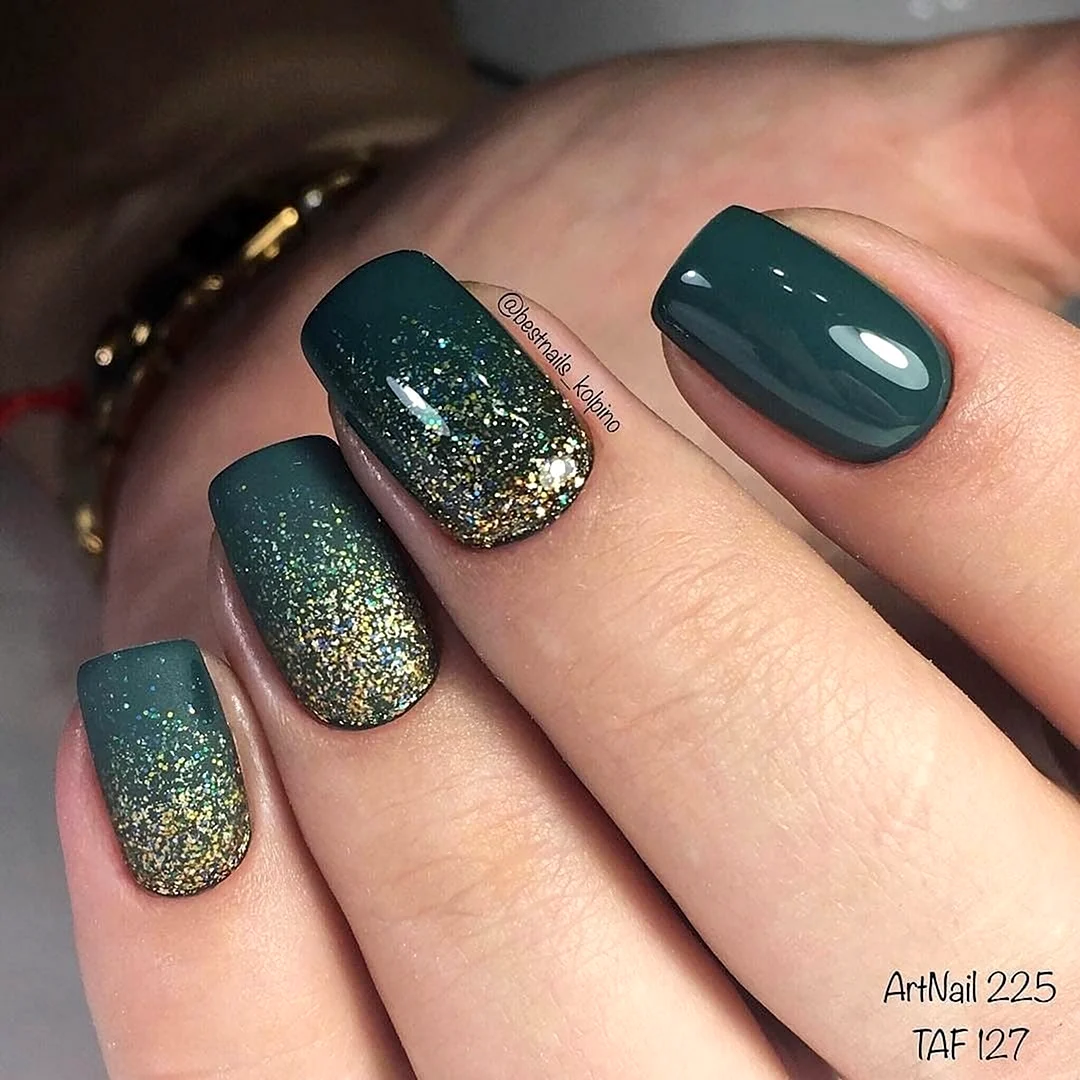 Маникюр зелёный с блестками