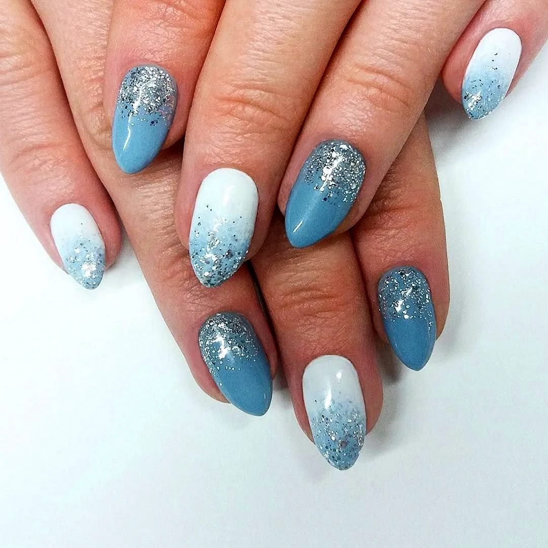 Голубой маникюр