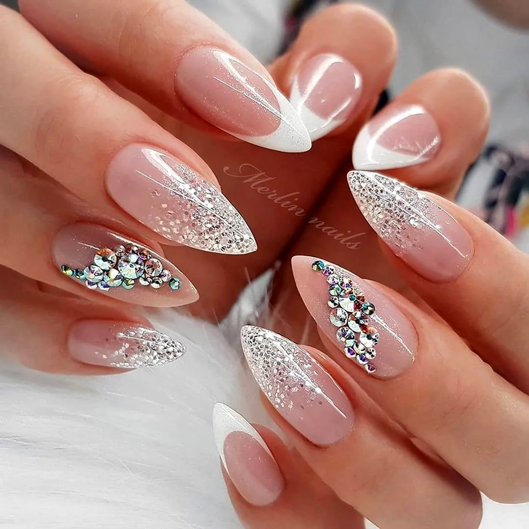 Белый френч на миндалевидных ногтях 2022