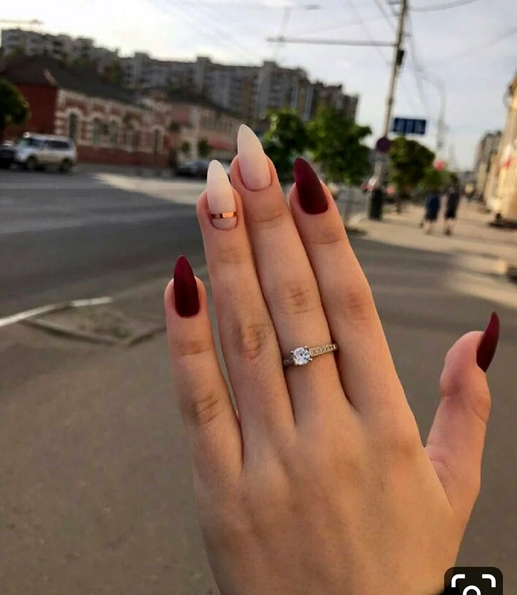 Красный матовый маникюр миндаль