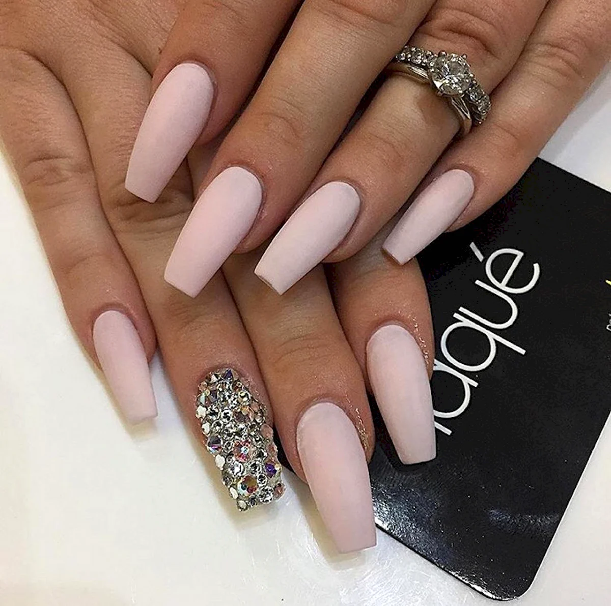 Ногти балерина Луи Виттон