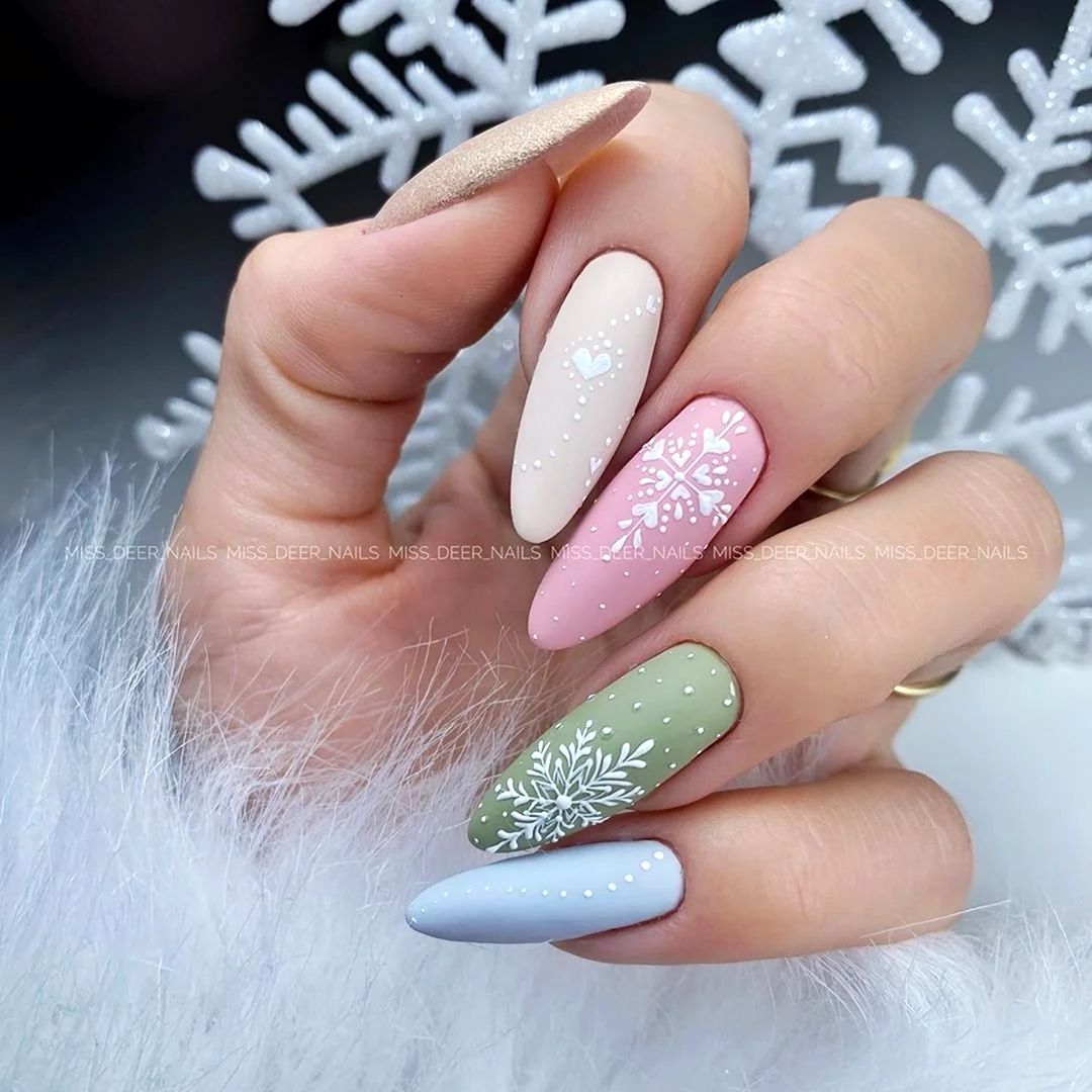 Новогодние ногти миндаль