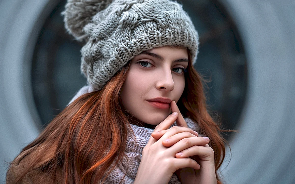 Красивая девушка в шапке