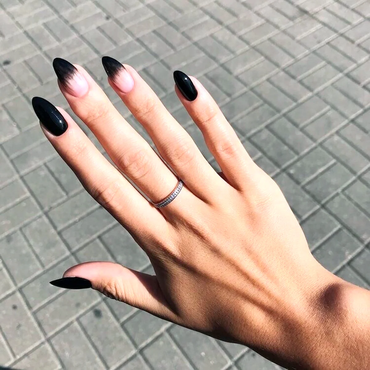 Чёрный маникюр 2021 миндаль