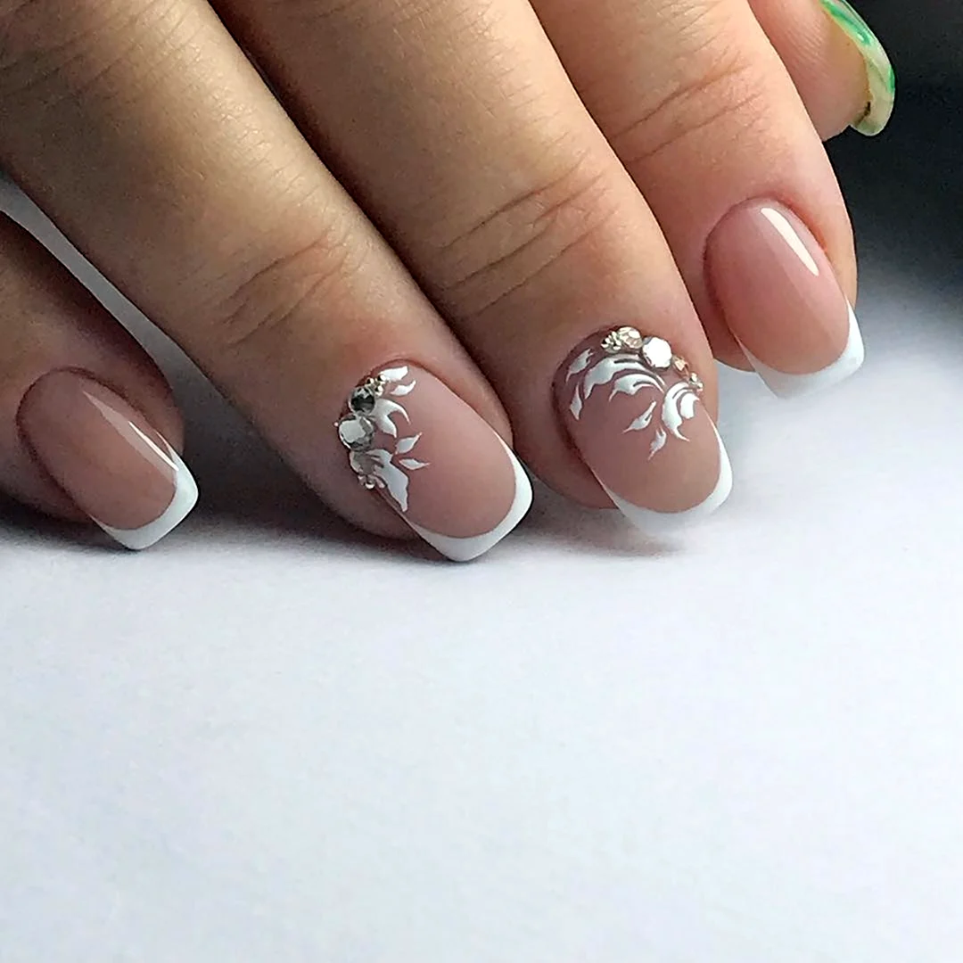 Французский маникюр с веточкой