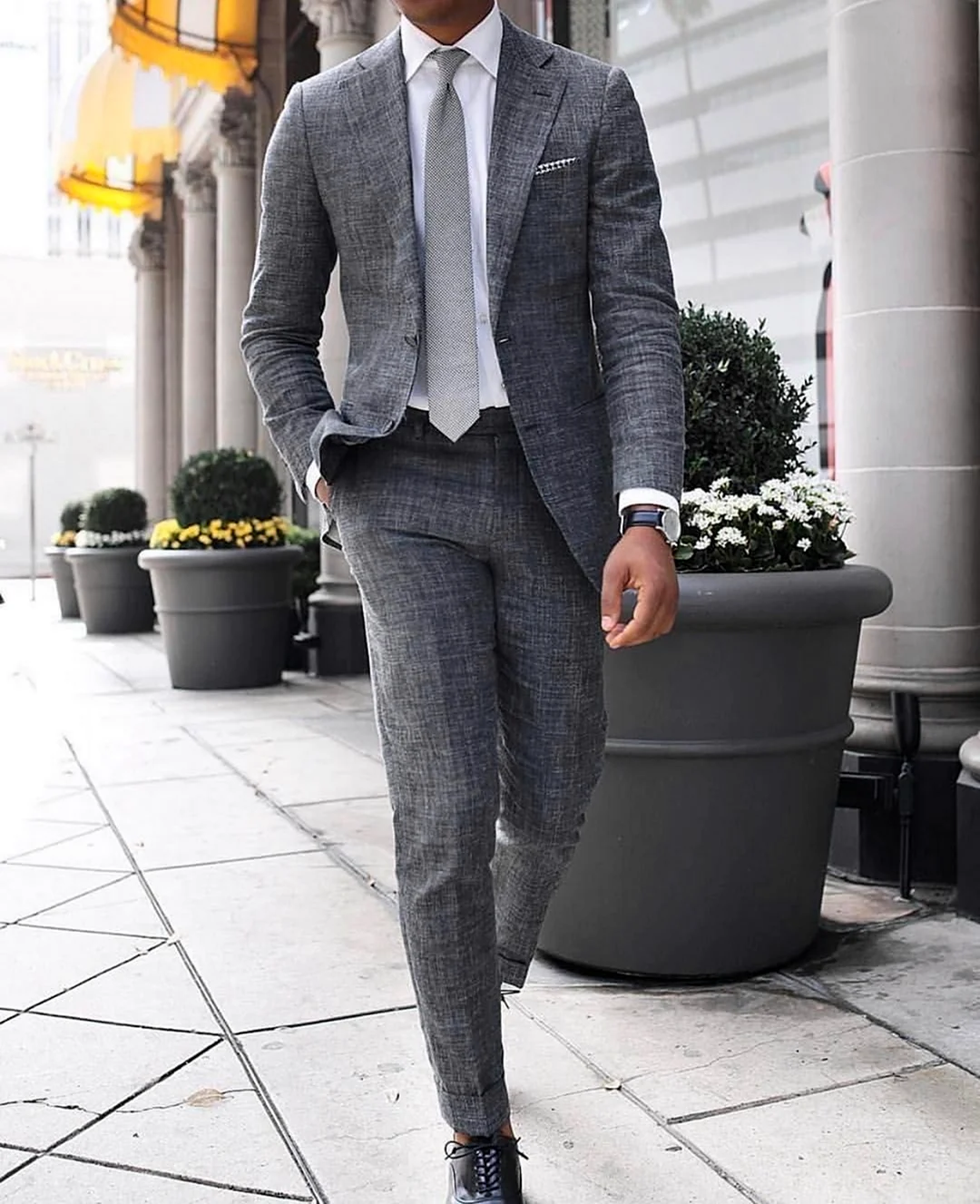 Мужской костюм серого цвета