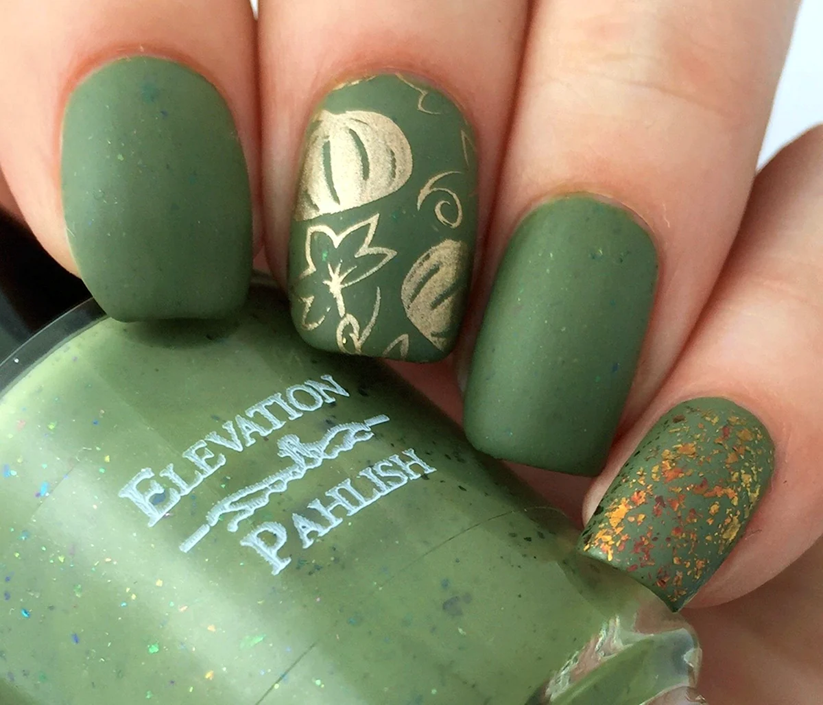 Зеленый матовый лак для ногтей