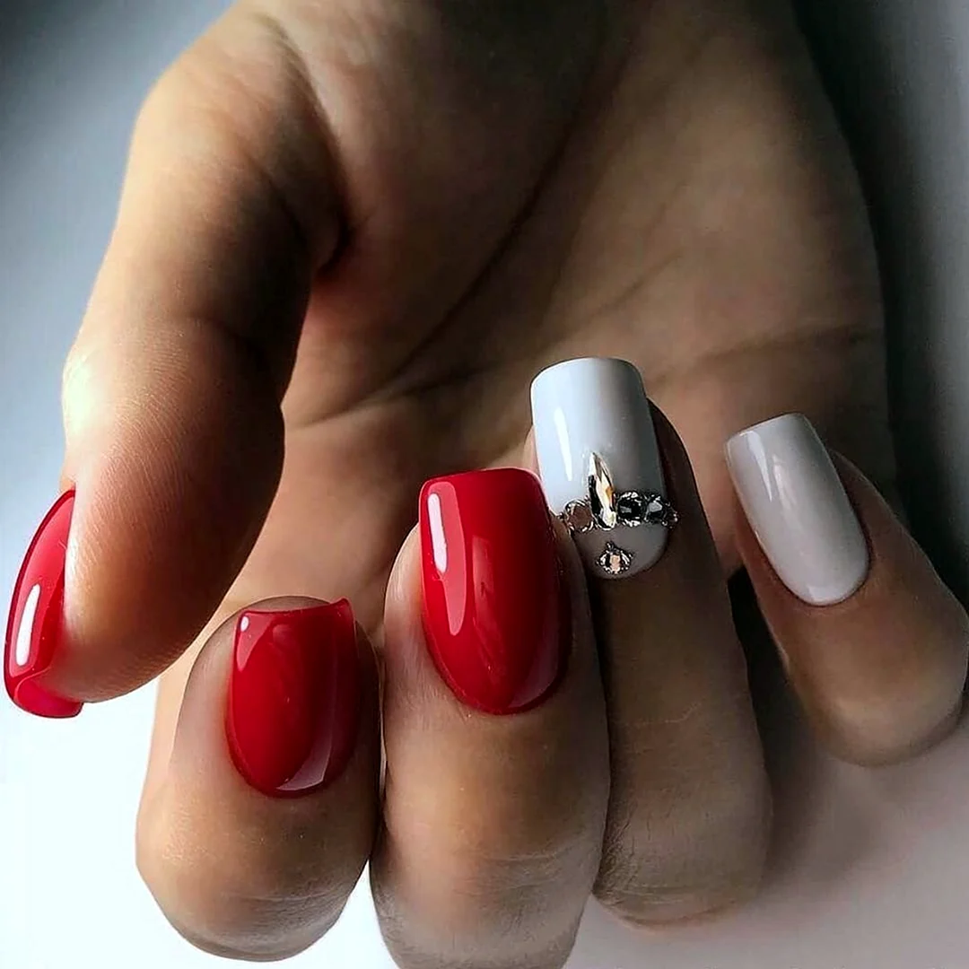 Модный маникюр красный с белым