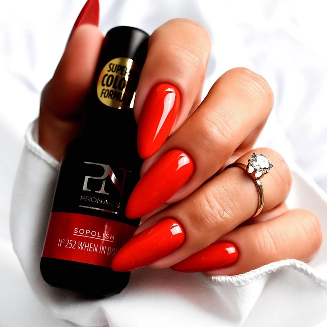 Красный маникюр 2021