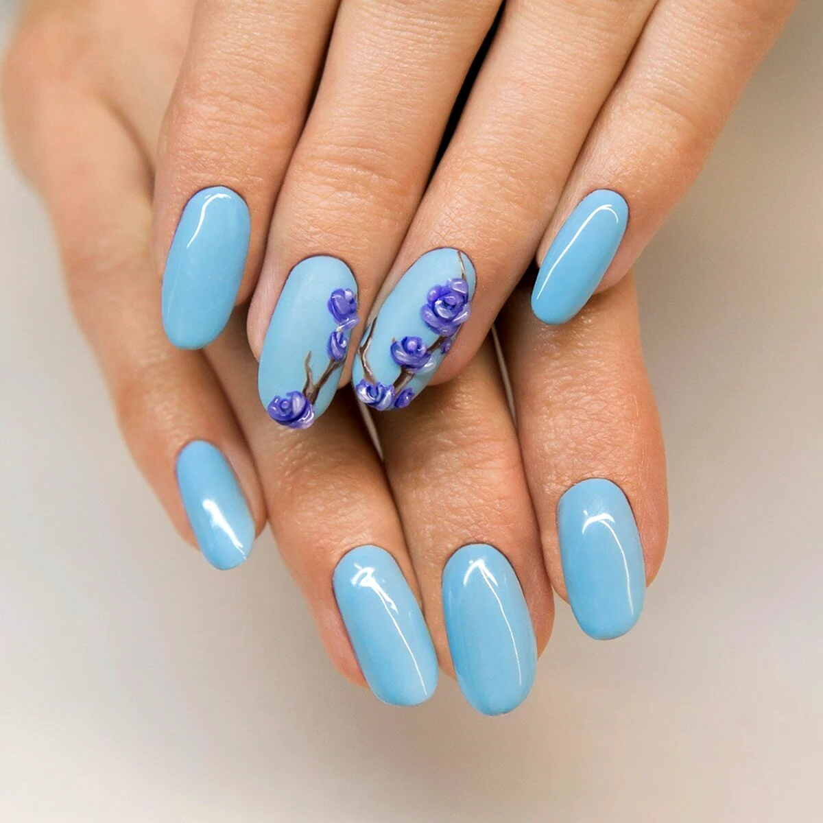 Голубой маникюр