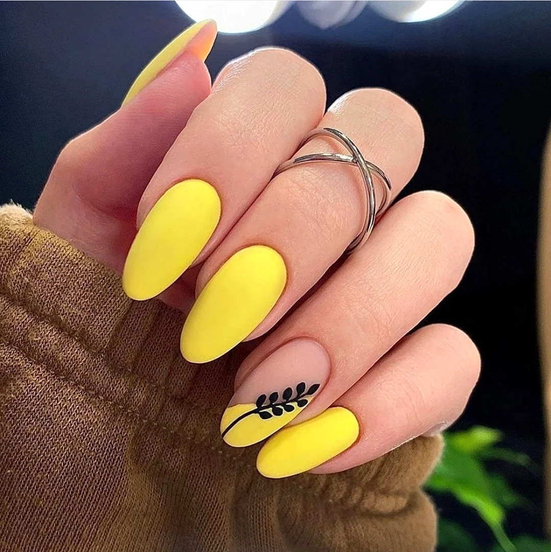 Маникюр желтый с солнышком